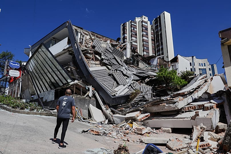 Un hombre observa un edificio derrumbado tras el terremoto que sacudió Manizales, Colombia, el lunes 10 de agosto de 2026