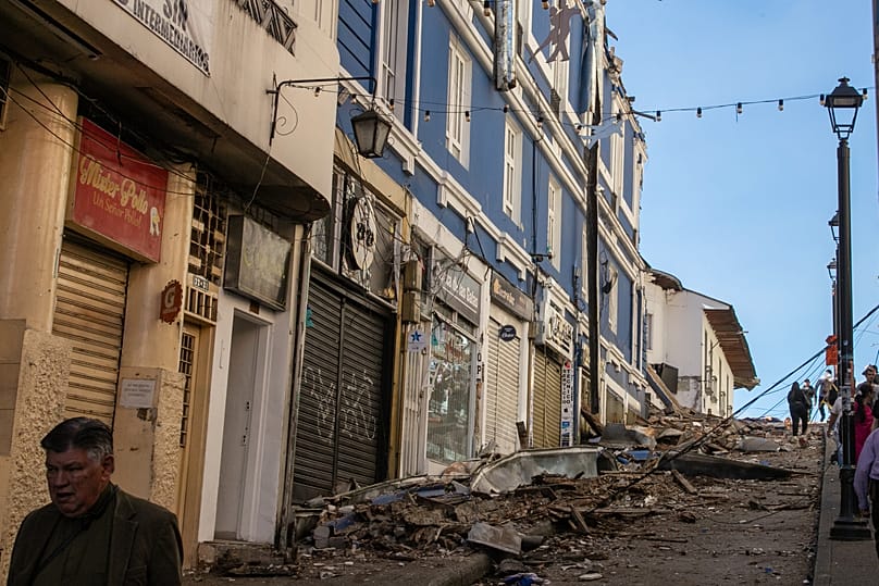 Una calle en Manizales, la capital del departamento de Caldas, cubierta de escombros tras el seísmo 