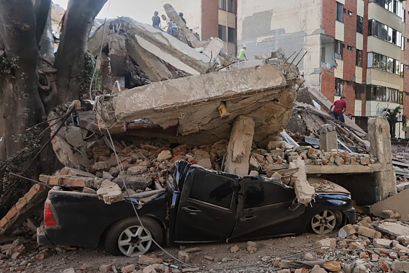 Un vehículo quedó aplastado bajo los escombros tras el terremoto que sacudió Cali, Colombia, el lunes 10 de agosto de 2026