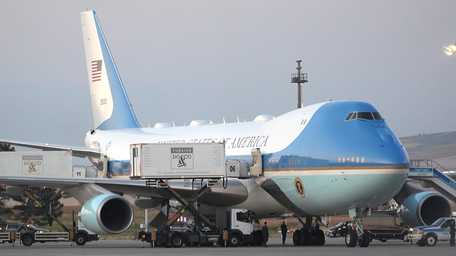ABD Başkanı Donald Trump'ın konvoyu, NATO zirvesinin ardından Ankara Havalimanı'ndan ayrılırken Air Force One'ın yanında ikram araçları görülüyor. 8 Temmuz 2026.