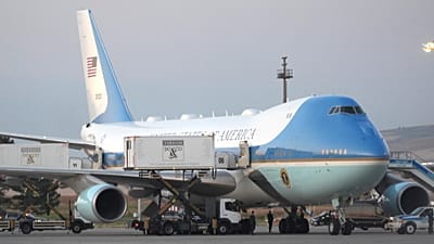 ABD Başkanı Donald Trump'ın konvoyu, NATO zirvesinin ardından Ankara Havalimanı'ndan ayrılırken Air Force One'ın yanında ikram araçları görülüyor. 8 Temmuz 2026.