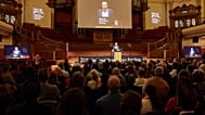 Mike Berners-Lee előadást tart a Nemzeti Vészhelyzeti Tájékoztatón Londonban, Egyesült Királyság, 2025. november 27-én