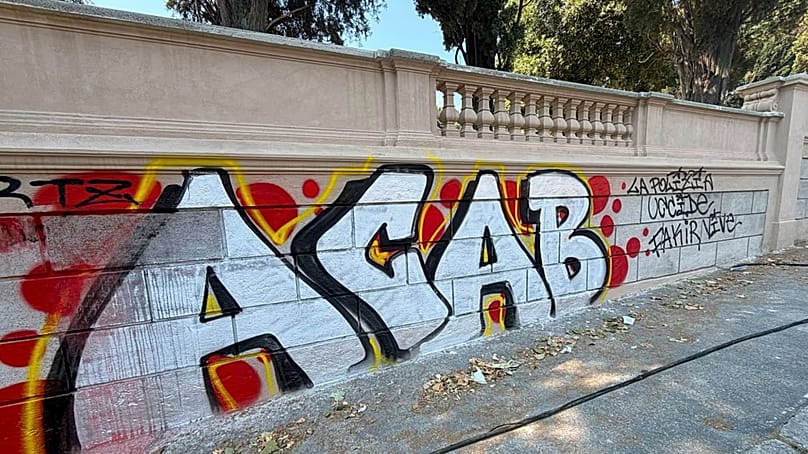 دیوار بیرونی ویلای تاریخی شیارا در رم که پیش از پاکسازی تووری با گرافیتی پوشانده شده بود