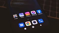 شاشة هاتف ذكي تعرض أيقونات أشهر منصات التواصل الاجتماعي على خلفية سوداء.