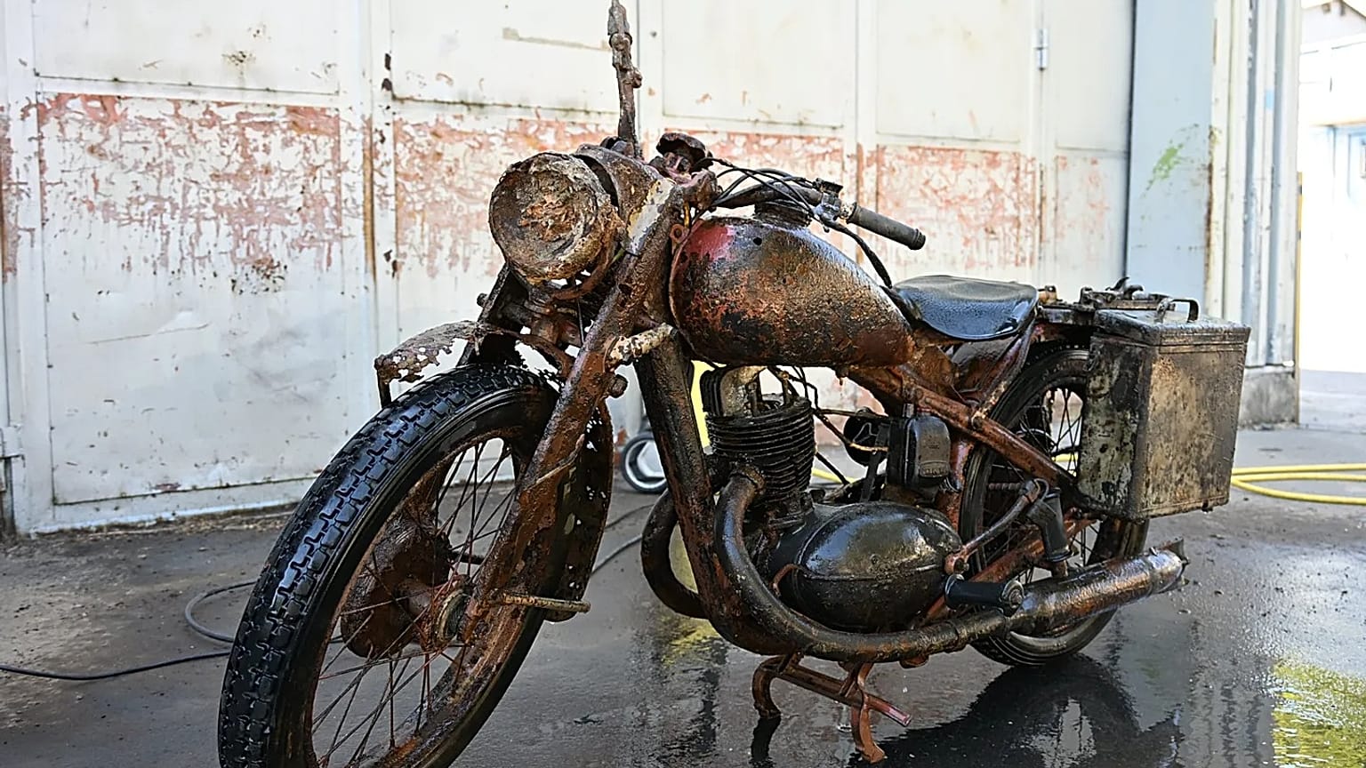 Moto de la Wehrmacht sortie du Danube: une DKW NZ 350-1