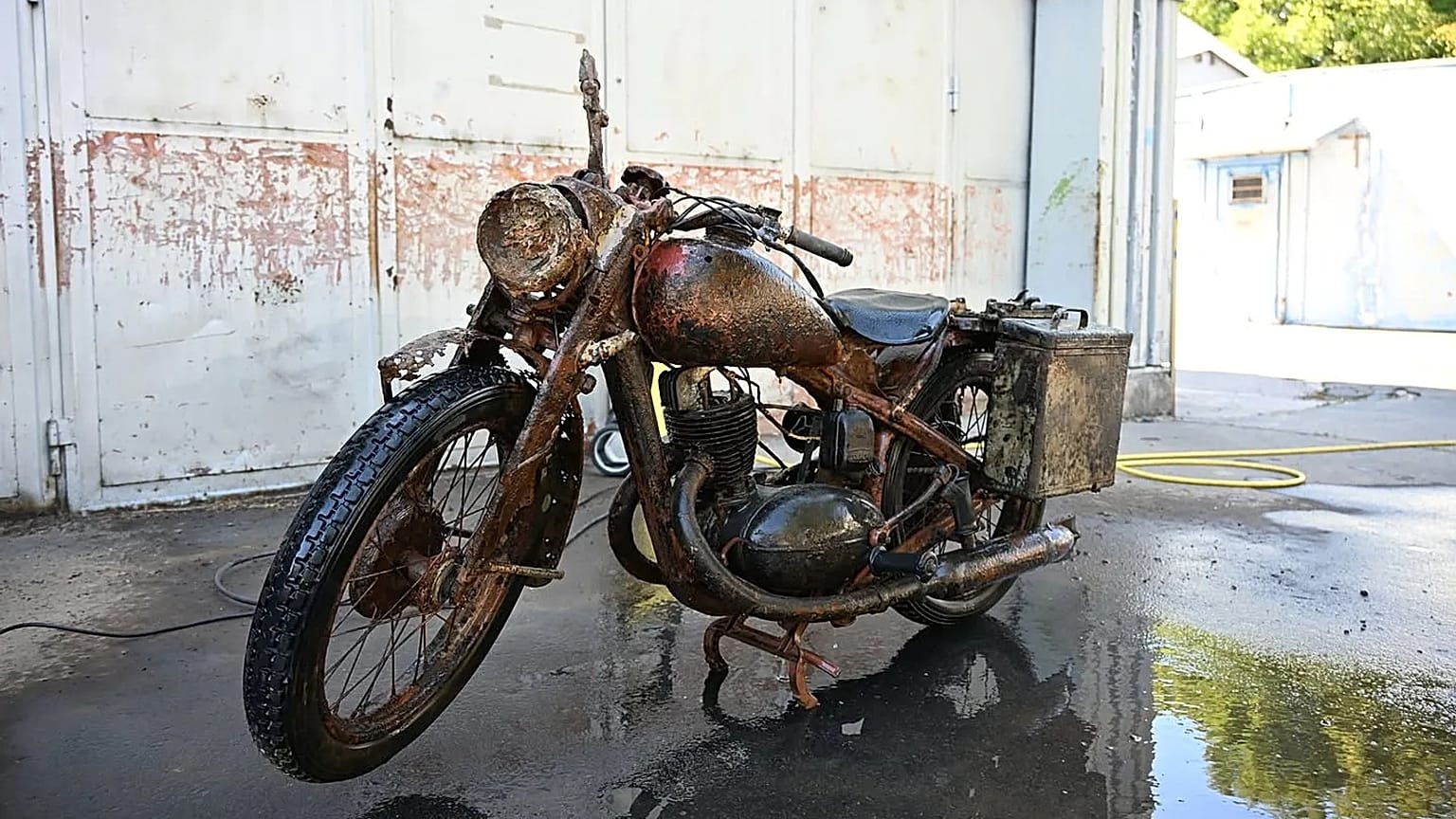 La moto della Wehrmacht riaffiorata dal Danubio, una DKW NZ 350-1