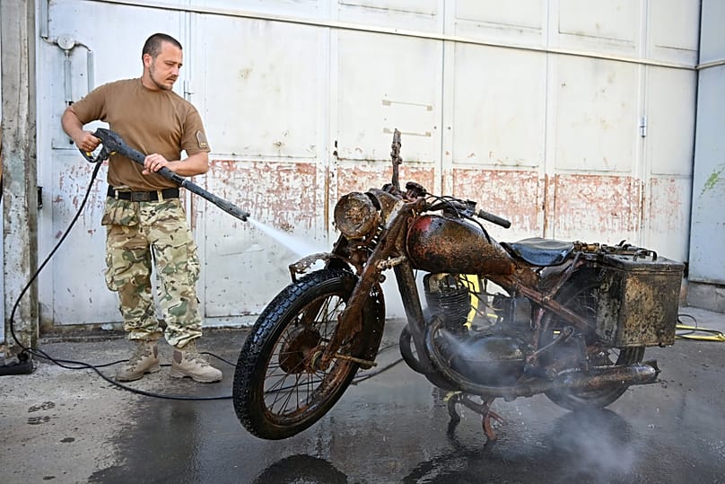 La moto de la Seconde Guerre mondiale est nettoyée et restaurée dans le hangar du musée d'histoire militaire de Budapest.