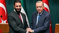 الرئيس التركي رجب طيب أردوغان  يصافح الرئيس السوري الانتقالي أحمد الشرع خلال مؤتمر صحفي مشترك بعد اجتماعهما في القصر الرئاسي بأنقرة، 4 فبراير/شباط 2025.