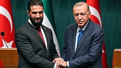 الرئيس التركي رجب طيب أردوغان  يصافح الرئيس السوري الانتقالي أحمد الشرع خلال مؤتمر صحفي مشترك بعد اجتماعهما في القصر الرئاسي بأنقرة، 4 فبراير/شباط 2025.