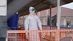 10 Ağustos 2026'da Bunia'daki bir Ebola tedavi merkezinde koruyucu giysili bir sağlık görevlisi bekliyor.
