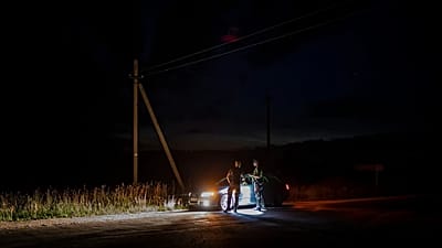 На архивном снимке от субботы, 10 июля 2021 года, сотрудники Пограничной службы Литвы проверяют автомобиль на границе с Беларусью.