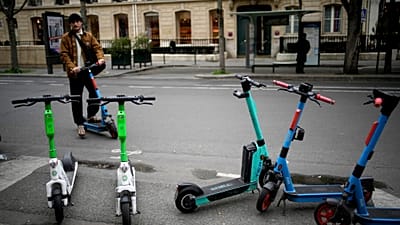 Egy férfi robogót parkol Párizsban 2023. március 31-én, pénteken.