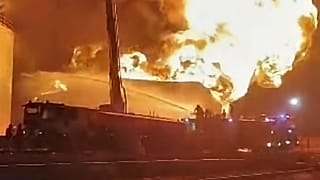 Incendio nella raffineria di petrolio di Zawiya a seguito di un attacco di droni, in Libia, martedì 11 agosto 2026