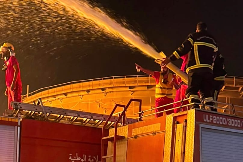 Vigili del fuoco al lavoro per domare le fiamme alla raffineria di Zawiya a seguito di un attacco di droni 