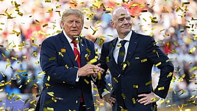 US-Präsident Donald Trump (links) und FIFA-Chef Gianni Infantino beobachten den Konfettiregen nach dem WM-Finale.
