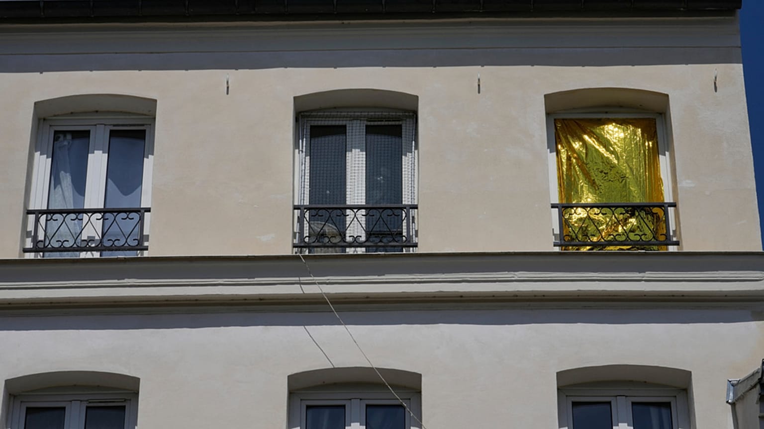 Eine Wärmedecke hängt vor einem Fenster, um die Hitze während einer Hitzewelle in Saint-Germain-en-Laye westlich von Paris am Donnerstag, 25. Juni 2026, zu begrenzen.