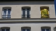 Une couverture thermique recouvre une fenêtre afin de limiter la chaleur pendant une vague de chaleur à Saint-Germain-en-Laye, à l'ouest de Paris, le jeudi 25 juin 2026. 