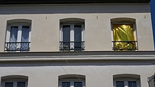 Une couverture thermique recouvre une fenêtre afin de limiter la chaleur pendant une vague de chaleur à Saint-Germain-en-Laye, à l'ouest de Paris, le jeudi 25 juin 2026. 