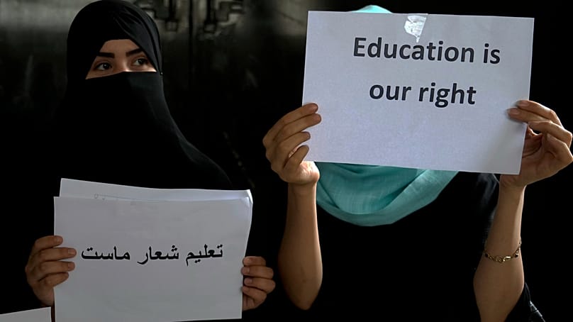 Un grupo de niñas afganas celebra una protesta ilegal para exigir el derecho a la educación en una vivienda privada en Kabul, Afganistán, 2 de agosto de 2022.