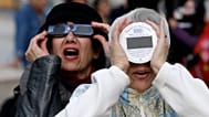 Archives - Quelques personnes observent une éclipse solaire dans le ciel de Nice, dans le sud-est de la France, le vendredi 20 mars 2015. 