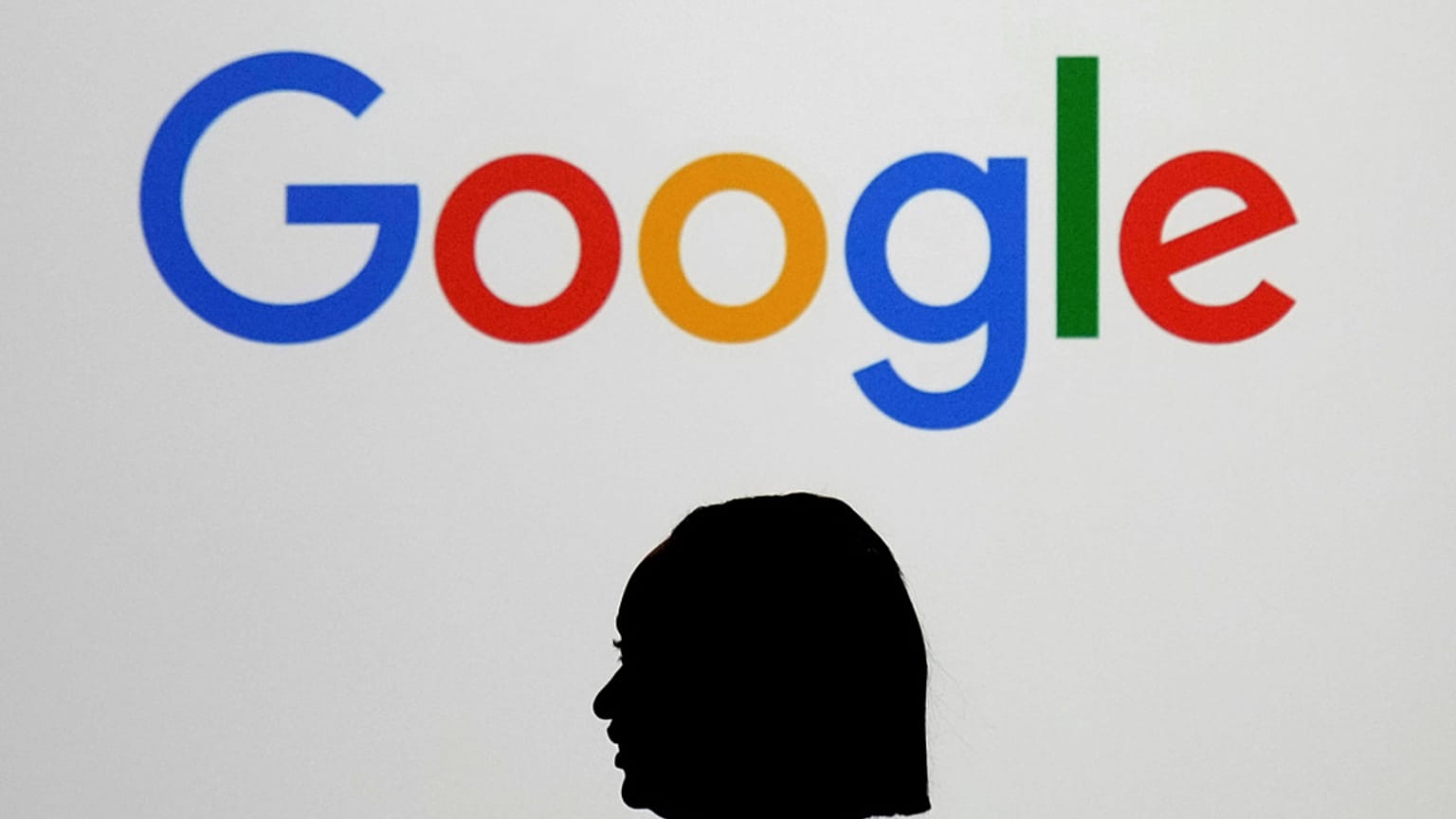 ARCHÍV FELVÉTEL – Egy nő elhalad egy óriáskijelző előtt, amelyen a Google logója látható, a párizsi Google Lab egyik rendezvényén, az „AI Action” csúcs mellett.