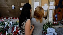 φωτό αρχείου - Λουλούδια έξω από την τράπεζα Marfin