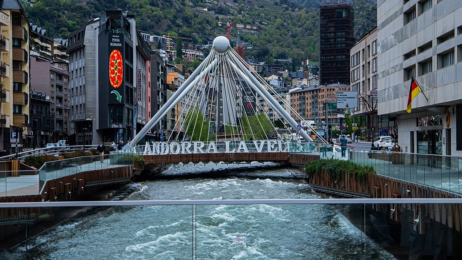 Andorra elsősorban síparadicsomként, vásárlási lehetőségei és wellnessnapjai miatt ismert.
