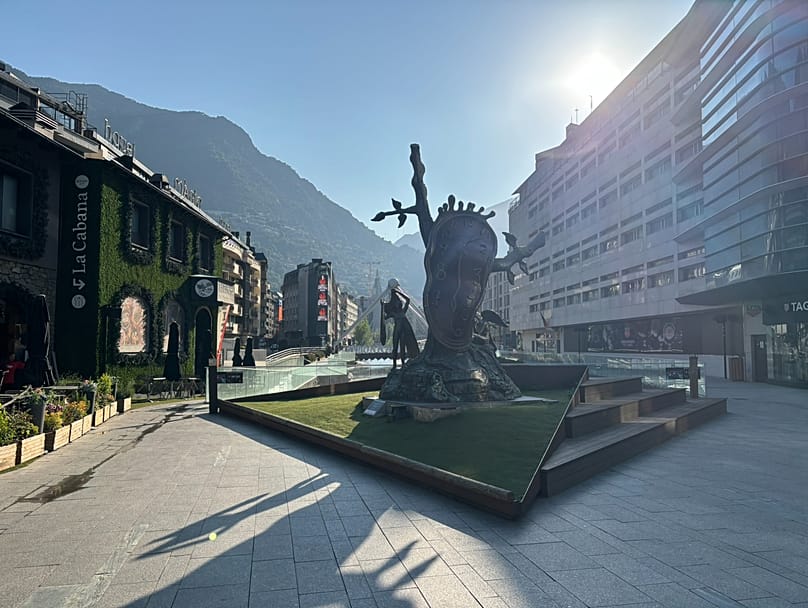 Salvador Dalí La Noblesse du Temps című szobrát Andorra la Vella központjában találja