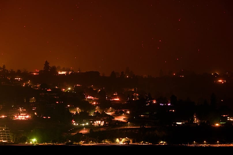 Εστίες της δασικής πυρκαγιάς Bald Range καίνε στην πλαγιά του βουνού πάνω από σπίτια στο Σάμερλαντ, 8 Αυγούστου 2026