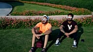 Personas observan un eclipse solar parcial con gafas especiales en el centro astronómico Al Thuraya, en Dubái, Emiratos Árabes Unidos, el martes 25 de octubre de 2022.