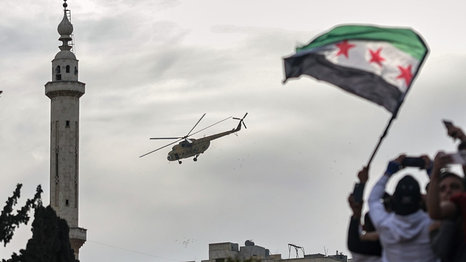 صورة تظهر احتفالات في سوريا عقب سقوط نظام الرئيس المخلوع بشار الأسد الجمعة 28 مارس 2025.