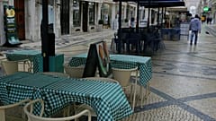 Αρχείο - δρόμος στη συνοικία Μπάισα της Λισαβόνας, Νοέμβριος 2020