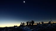 Лыжники любуются видами с Тропы Аппалачей на вершине горы Сэдлбек 8 апреля 2024 года недалеко от Рейнджли, штат Мэн.