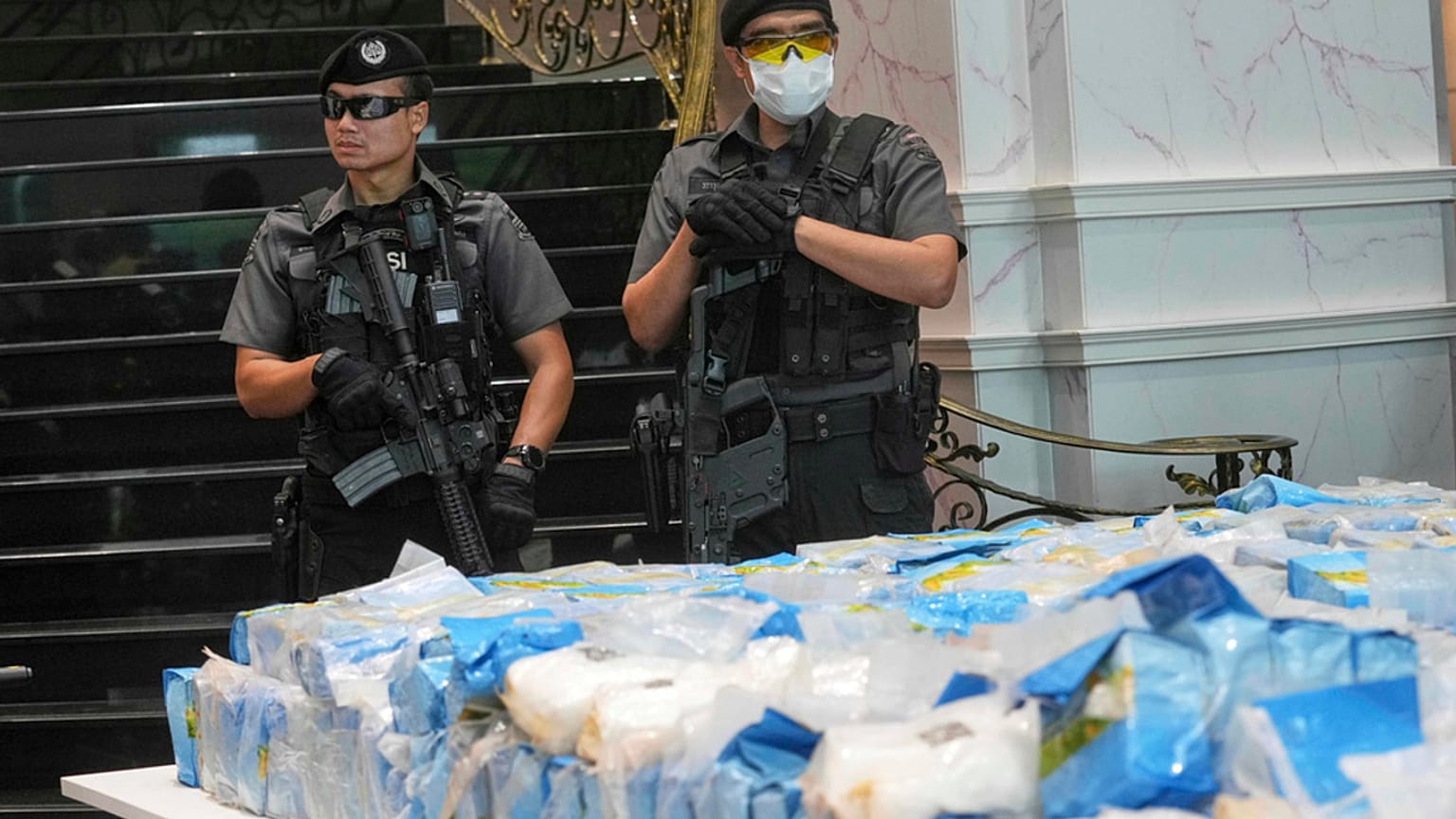 ARCHIV: Pakete mit rund 2,4 Tonnen kristalliner Methamphetamin, versteckt in Maismehlsäcken, Bangkok, Montag, 23. Juni 2025.