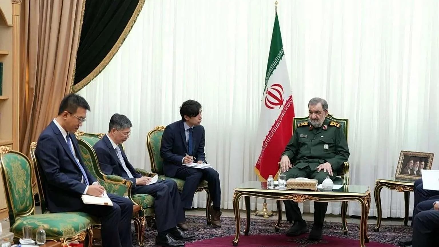 اولین تصویر منتشر شده از محسن رضایی به عنوان دبیر شورای عالی امنیت ملیِ در دیدار با سفیر چین، ۱۱ اوت ۲۰۲۶