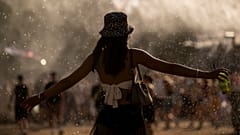 Festivaleiro no arco de névoa