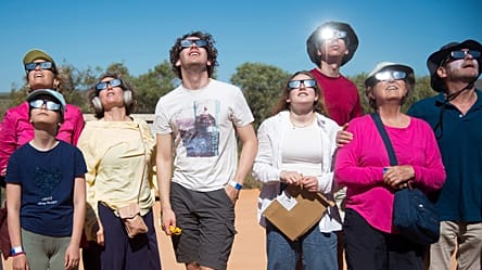 Éclipse solaire : files d’attente et pénuries de lunettes de protection en Europe