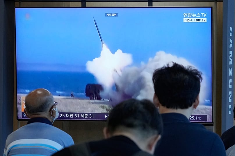 Un écran de télévision montre une image d'archives d'un tir de missile nord-coréen pendant un journal télévisé à la gare de Séoul, en Corée du Sud, le mercredi 12 août 2026. (AP Photo/Ahn Yo