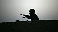 عنصر من الحرس الثوري الإيراني خلال مناورة، إحدى ضواحي طهران، الأحد 25 أيلول/سبتمبر 2011.