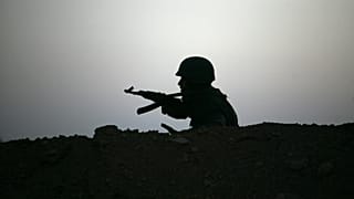 عنصر من الحرس الثوري الإيراني خلال مناورة، إحدى ضواحي طهران، الأحد 25 أيلول/سبتمبر 2011.