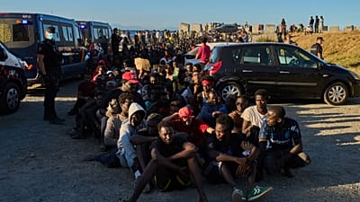 Ceuta : des migrants venus du Maroc font la queue pour une distribution de nourriture sur une plage de l'enclave espagnole.