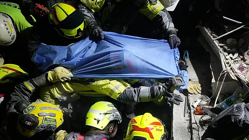 Rettungskräfte ziehen die Überlebende Daniela Largo einen Tag nach dem Erdbeben in Pereira, Kolumbien, am Dienstag, 11. August 2026, aus den Trümmern.