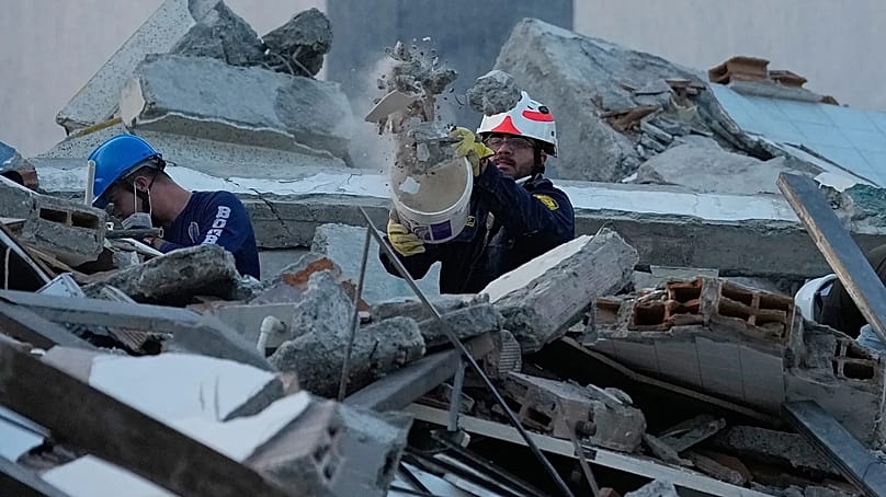Rettungskräfte räumen Trümmer einen Tag nach dem Erdbeben in Pereira, Kolumbien, am Dienstag, 11. August 2026.