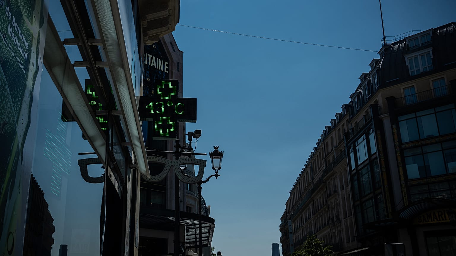 Le thermomètre d'une pharmacie affiche une température de 43 degrés Celsius à Paris, mercredi 29 juillet 2026, en pleine vague de chaleur.