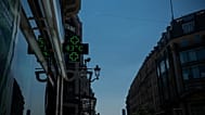 Le thermomètre d'une pharmacie affiche une température de 43 degrés Celsius à Paris, mercredi 29 juillet 2026, en pleine vague de chaleur.