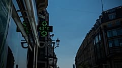 Termometr w aptece wskazuje 43 stopnie Celsjusza w Paryżu, w środę 29 lipca 2026 r., podczas fali upałów.