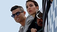 Cristiano Ronaldo, a sinistra, e la sua compagna Georgina Rodriguez assistono alla seconda sessione di prove sul circuito di Monaco, a Monaco, il 23 maggio 2019.