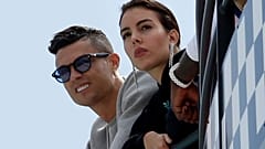 Cristiano Ronaldo (z lewej) i jego partnerka Georgina Rodriguez obserwują drugą sesję treningową na torze w Monako, 23 maja 2019 r.