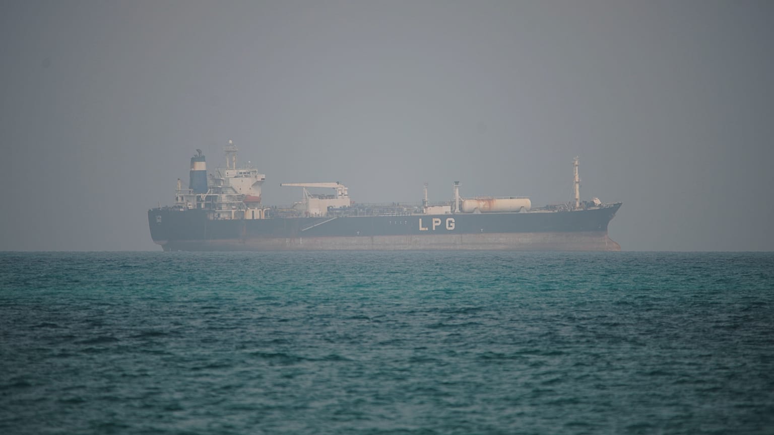  ناقلة غاز البترول المسال (LPG) تبحر في مياه شمال مضيق باب المندب، قرب مدينة المخا باليمن، يوم الاثنين 6 أبريل/نيسان 2026