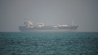  ناقلة غاز البترول المسال (LPG) تبحر في مياه شمال مضيق باب المندب، قرب مدينة المخا باليمن، يوم الاثنين 6 أبريل/نيسان 2026